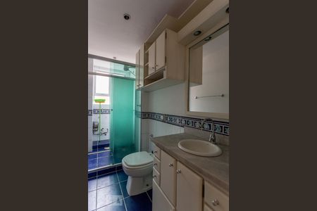 Banheiro de apartamento à venda com 1 quarto, 50m² em Azenha, Porto Alegre