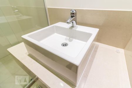 Pia do Banheiro Social de apartamento à venda com 2 quartos, 58m² em Tamboré, Santana de Parnaíba