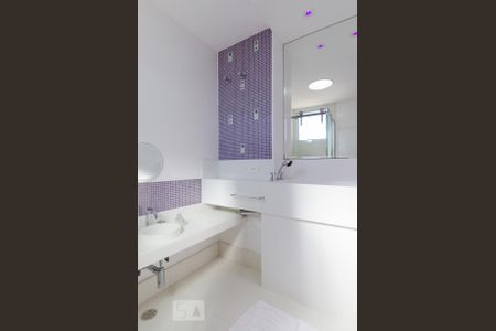 Apartamento para alugar com 285m², 3 quartos e 4 vagas Apartamento para alugar com 285m², 3 quartos e 4 vagasBanheiro da suíte 2