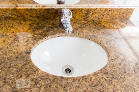 Banheiro de apartamento para alugar com 2 quartos, 60m² em Santana, Porto Alegre