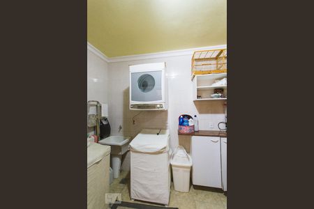 Casa de condomínio para alugar com 330m², 4 quartos e 3 vagasÁrea de Serviço (Subsolo)