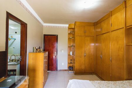 Casa de condomínio para alugar com 330m², 4 quartos e 3 vagasSuíte (Segundo Andar)