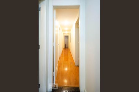 Apartamento à venda com 147m², 3 quartos e sem vagaCorredor de acesso aos dormitórios e banheiros