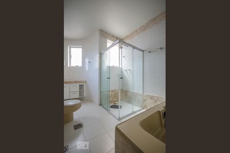 Casa para alugar com 440m², 4 quartos e 3 vagasBanheiro da Suíte 1