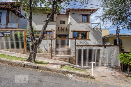 Casa para alugar com 440m², 4 quartos e 3 vagasFachada