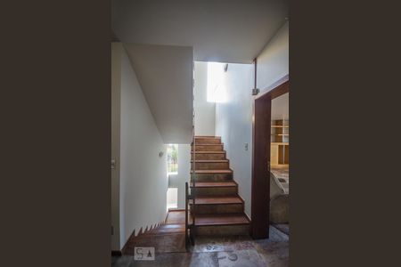 Casa para alugar com 440m², 4 quartos e 3 vagasEscada