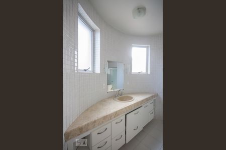 Casa para alugar com 440m², 4 quartos e 3 vagasBanheiro da Suíte 1