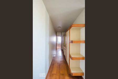 Casa para alugar com 440m², 4 quartos e 3 vagasCorredor