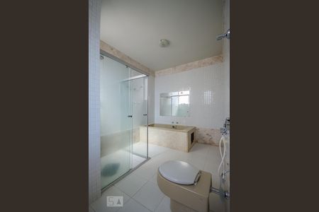 Casa para alugar com 440m², 4 quartos e 3 vagasBanheiro da Suíte 1