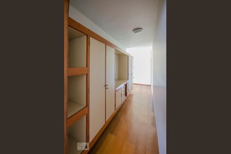 Casa para alugar com 440m², 4 quartos e 3 vagasCorredor