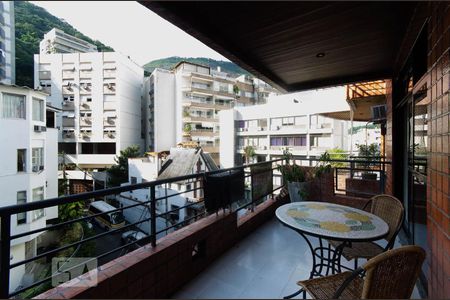 Apartamento à venda com 154m², 2 quartos e 2 vagasVaranda