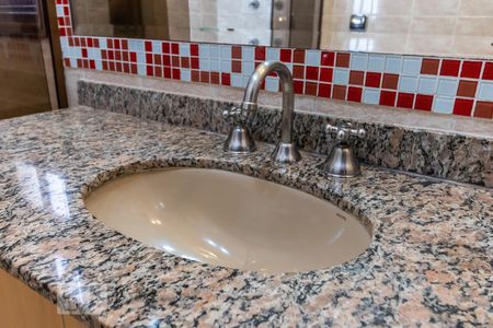 Casa de condomínio à venda com 281m², 4 quartos e 4 vagas Casa de condomínio à venda com 281m², 4 quartos e 4 vagasDetalhe do Banheiro da Suíte 2