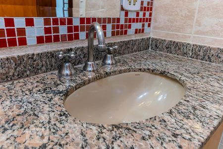 Casa de condomínio à venda com 281m², 4 quartos e 4 vagas Casa de condomínio à venda com 281m², 4 quartos e 4 vagasDetalhe do Banheiro da Suíte 2