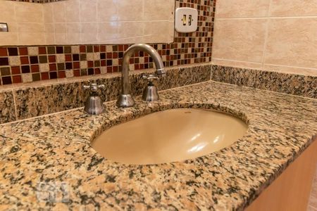 Casa de condomínio à venda com 281m², 4 quartos e 4 vagas Casa de condomínio à venda com 281m², 4 quartos e 4 vagasDetalhe do Banheiro Comum