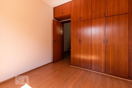 Casa de condomínio à venda com 281m², 4 quartos e 4 vagas Casa de condomínio à venda com 281m², 4 quartos e 4 vagasQuarto 1