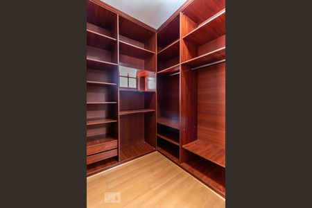 Casa de condomínio à venda com 281m², 4 quartos e 4 vagas Casa de condomínio à venda com 281m², 4 quartos e 4 vagasDetalhe da Suíte 2