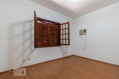 Casa de condomínio à venda com 281m², 4 quartos e 4 vagas Casa de condomínio à venda com 281m², 4 quartos e 4 vagasSuíte 2