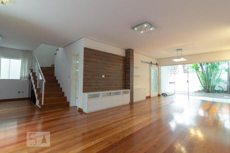 Sala de casa de condomínio para alugar com 4 quartos, 260m² em Chácara Monte Alegre, São Paulo