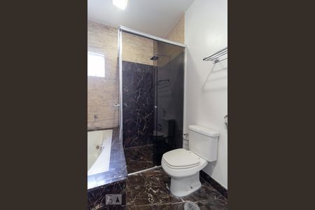 Casa de condomínio para alugar com 260m², 4 quartos e 4 vagasBanheiro - Suíte 2