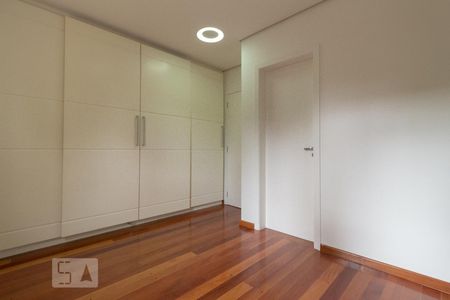 Casa de condomínio para alugar com 260m², 4 quartos e 4 vagasSuíte 3