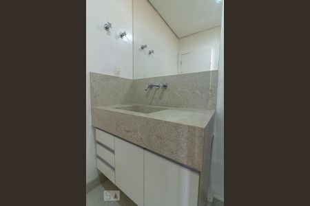 Casa de condomínio para alugar com 260m², 4 quartos e 4 vagasBanheiro - Suíte 3