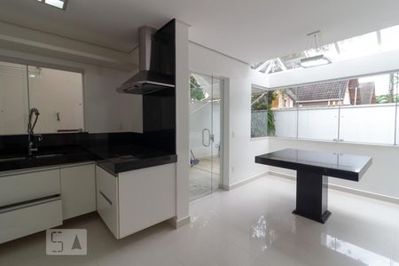 Casa de condomínio para alugar com 260m², 4 quartos e 4 vagasCozinha