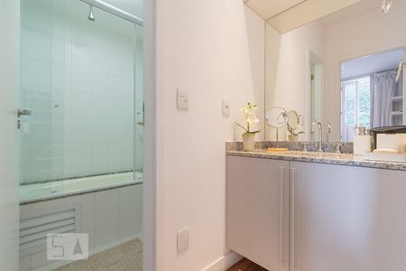 Banheiro de apartamento à venda com 1 quarto, 65m² em Laranjeiras, Rio de Janeiro
