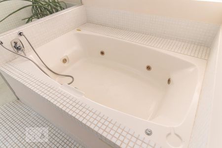 Casa de condomínio à venda com 340m², 4 quartos e 3 vagas Casa de condomínio à venda com 340m², 4 quartos e 3 vagasDetalhe do Banheiro da Suíte 3