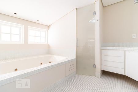 Casa de condomínio à venda com 340m², 4 quartos e 3 vagas Casa de condomínio à venda com 340m², 4 quartos e 3 vagasBanheiro da Suíte 3