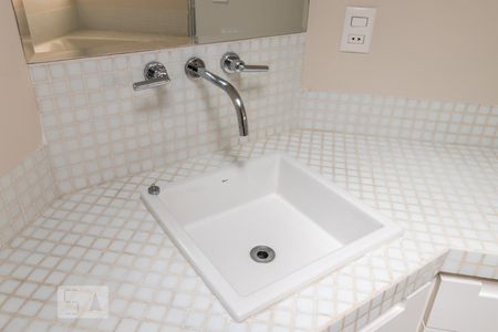 Casa de condomínio à venda com 340m², 4 quartos e 3 vagas Casa de condomínio à venda com 340m², 4 quartos e 3 vagasDetalhe do Banheiro da Suíte 3