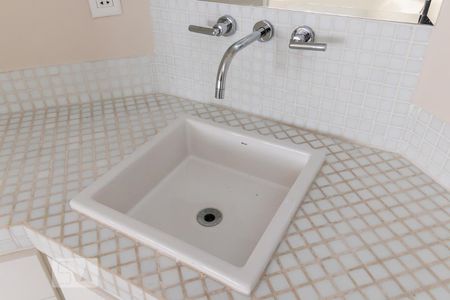 Casa de condomínio à venda com 340m², 4 quartos e 3 vagas Casa de condomínio à venda com 340m², 4 quartos e 3 vagasDetalhe do Banheiro da Suíte 3