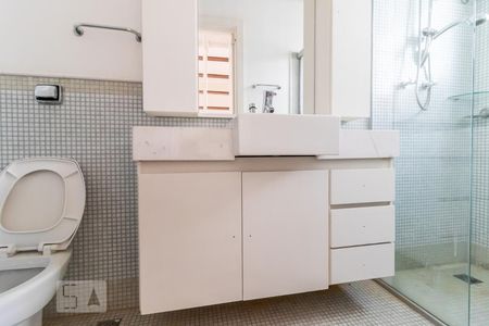 Casa de condomínio à venda com 340m², 4 quartos e 3 vagas Casa de condomínio à venda com 340m², 4 quartos e 3 vagasBanheiro da Suíte 1