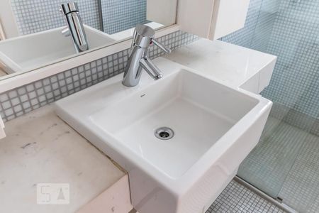 Casa de condomínio à venda com 340m², 4 quartos e 3 vagas Casa de condomínio à venda com 340m², 4 quartos e 3 vagasDetalhe do Banheiro da Suíte 1