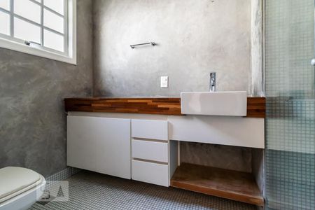 Casa de condomínio à venda com 340m², 4 quartos e 3 vagas Casa de condomínio à venda com 340m², 4 quartos e 3 vagasBanheiro da Suíte 2