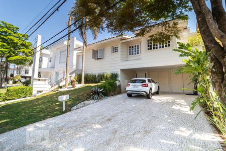 Casa de condomínio à venda com 340m², 4 quartos e 3 vagas Casa de condomínio à venda com 340m², 4 quartos e 3 vagasFachada