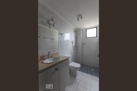 Banheiro social de apartamento para alugar com 3 quartos, 80m² em Vila Firmiano Pinto, São Paulo