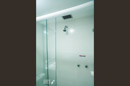 Banheiro de apartamento à venda com 1 quarto, 45m² em Petrópolis, Porto Alegre