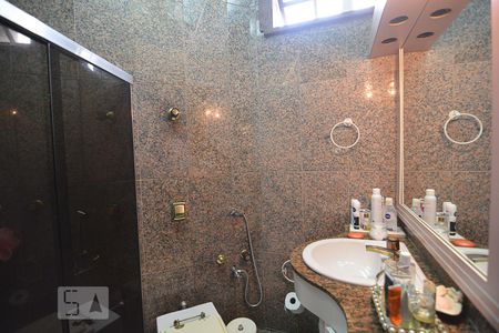 Casa à venda com 760m², 6 quartos e 8 vagasBanheiro suíte 3