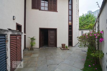 Casa à venda com 760m², 6 quartos e 8 vagasÁrea externa 