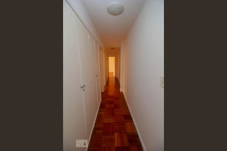 Corredor de apartamento à venda com 3 quartos, 130m² em Laranjeiras, Rio de Janeiro