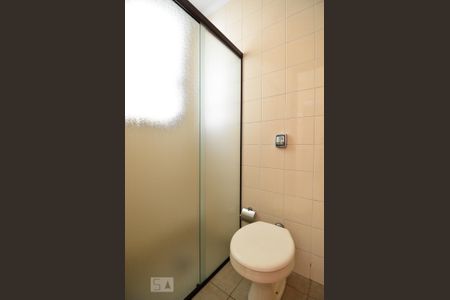 Banheiro de serviço de apartamento para alugar com 2 quartos, 70m² em Vila Rossi, Campinas