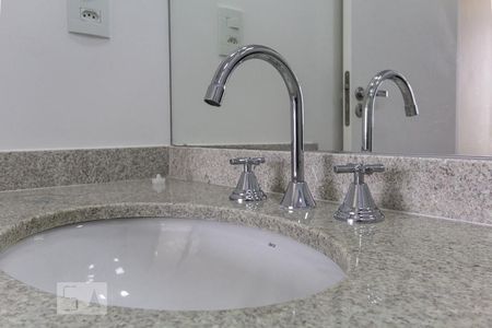 Banheiro de kitnet/studio para alugar com 1 quarto, 35m² em Real Parque, São Paulo