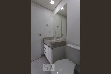 Banheiro de kitnet/studio para alugar com 1 quarto, 35m² em Real Parque, São Paulo