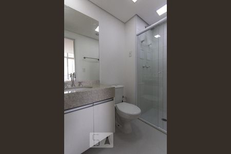 Banheiro de kitnet/studio para alugar com 1 quarto, 35m² em Real Parque, São Paulo