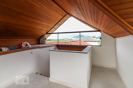 Casa à venda com 250m², 4 quartos e 4 vagas Casa à venda com 250m², 4 quartos e 4 vagasSótão