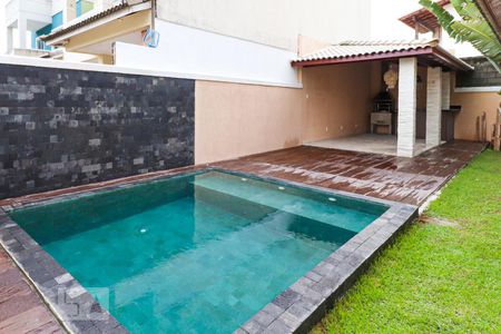 Casa à venda com 250m², 4 quartos e 4 vagas Casa à venda com 250m², 4 quartos e 4 vagasPiscina