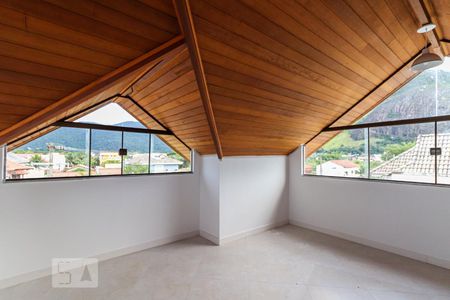 Casa à venda com 250m², 4 quartos e 4 vagas Casa à venda com 250m², 4 quartos e 4 vagasSótão