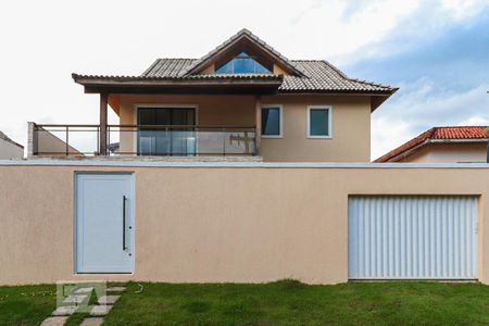 Casa à venda com 250m², 4 quartos e 4 vagas Casa à venda com 250m², 4 quartos e 4 vagasFachada