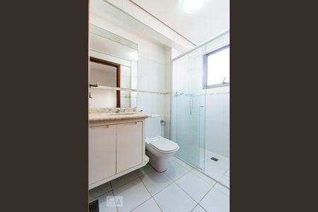 Banheiro de apartamento à venda com 2 quartos, 110m² em Cambuí, Campinas