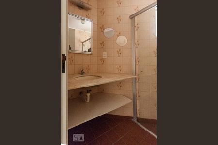 Banheiro de apartamento à venda com 1 quarto, 58m² em Cambuí, Campinas